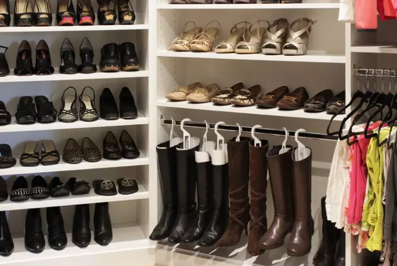 Зберігання взуття в передпокої (27 фото): варіанти системи зберігання. Як зберігати взуття в маленькому коридорі? 9314_21