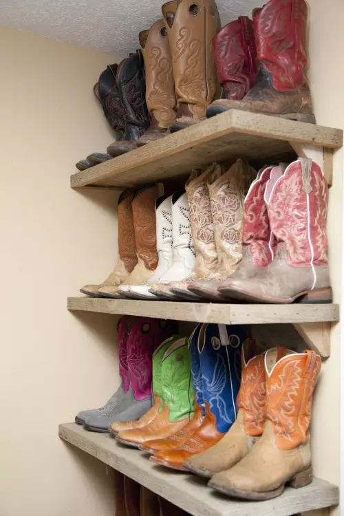 L'emmagatzematge de les sabates al passadís (27 fotos): opcions de sistema d'emmagatzematge. Com emmagatzemar les sabates en un petit passadís? 9314_24