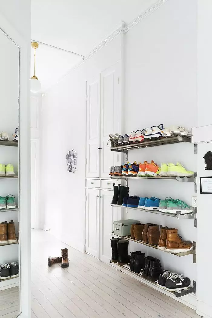 Stockage de chaussures dans le couloir (27 photos): options du système de stockage. Comment stocker des chaussures dans un petit couloir? 9314_5
