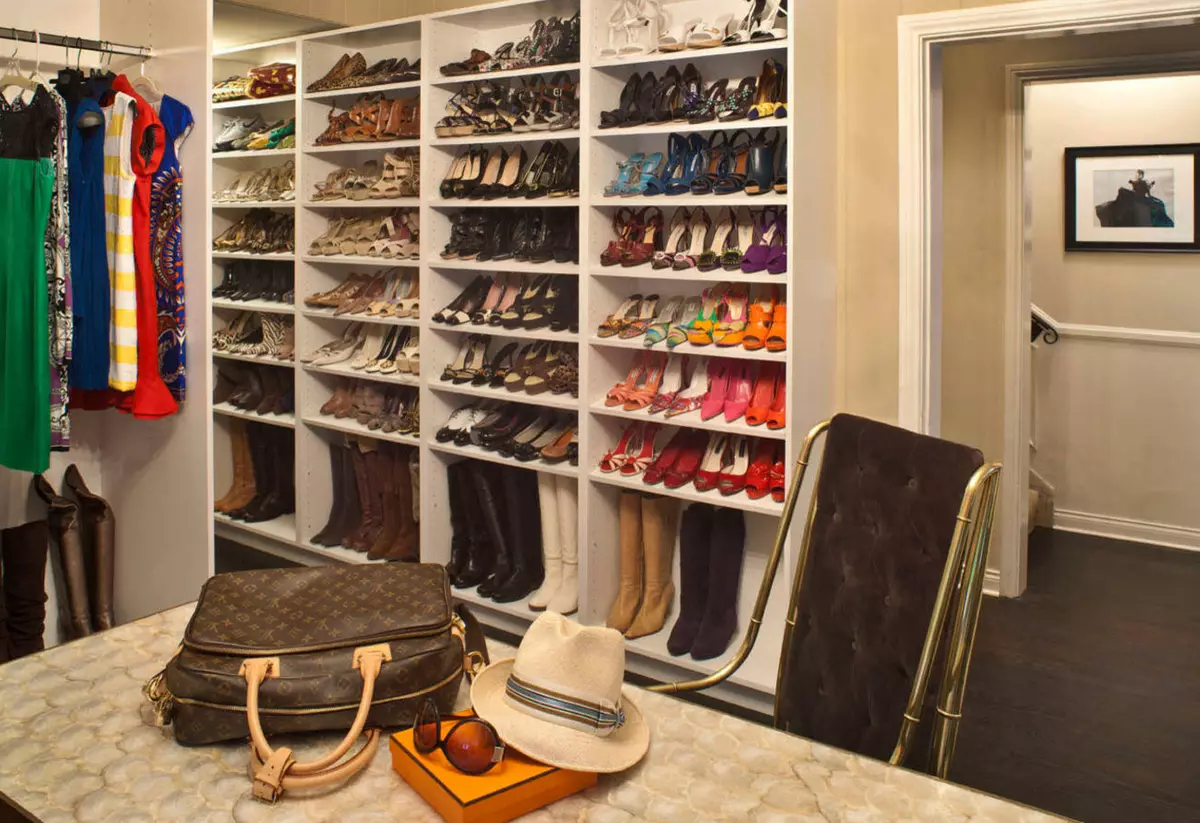 Penyimpanan sepatu di lorong (27 foto): Opsi sistem penyimpanan. Bagaimana cara menyimpan sepatu di koridor kecil? 9314_8
