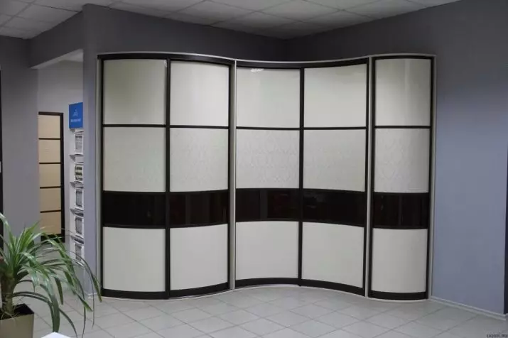Glidende garderobe i gangen (108 billeder): De bedste design ideer af hvide radius kabinetter, stilfulde store garderobeskabe med et skød i en lang hall, klassisk skab med mezzanin og andre muligheder 9317_32