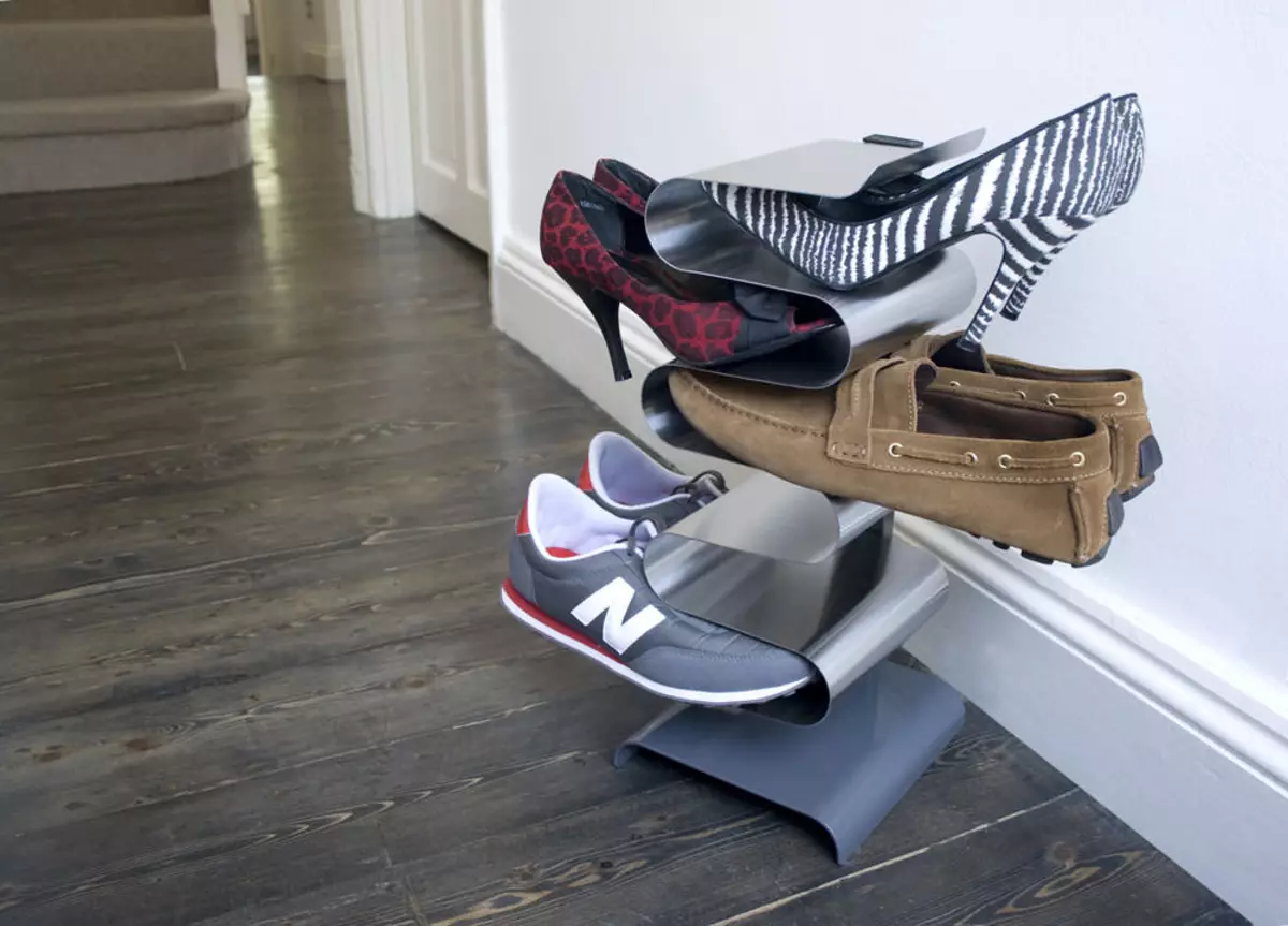 Koridorda ayakkabılar için raflar (68 fotoğraf): Bir koltuk, metal dövme yapılar, açık ve kapalı ayakkabılarla bir ayakkabı rafları seçin 9324_29