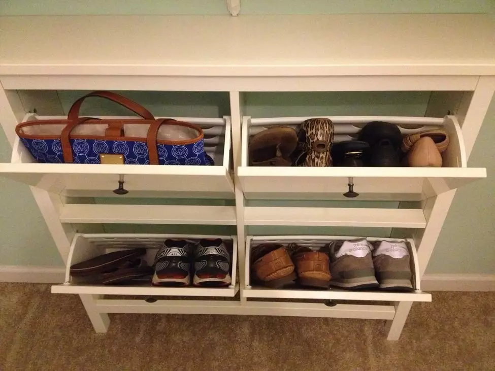 Koridorda ayakkabılar için raflar (68 fotoğraf): Bir koltuk, metal dövme yapılar, açık ve kapalı ayakkabılarla bir ayakkabı rafları seçin 9324_62