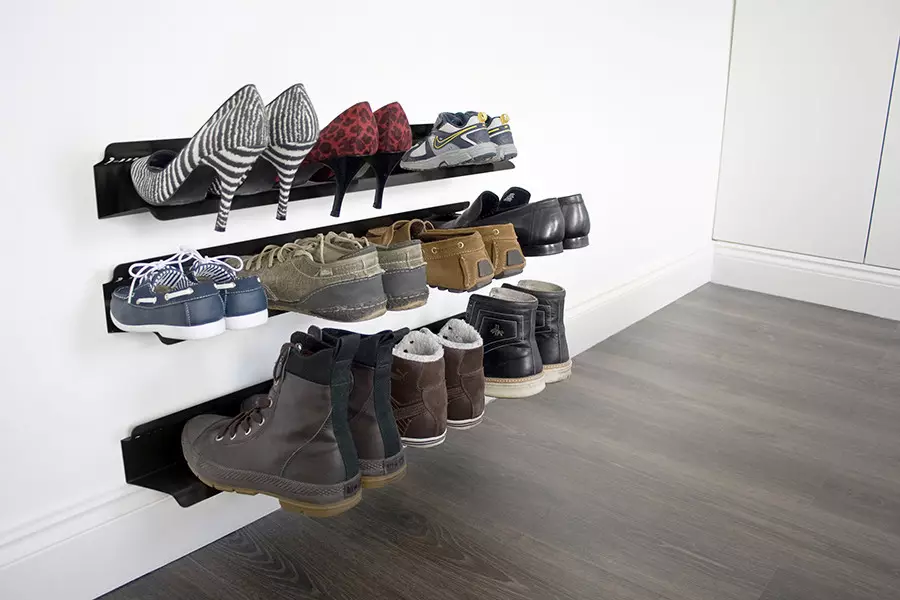 Estantes para zapatos no corredor (68 fotos): Escolla un calzado de zapatos cun asento, estruturas de metal forxado, zapatos abertos e pechados 9324_9