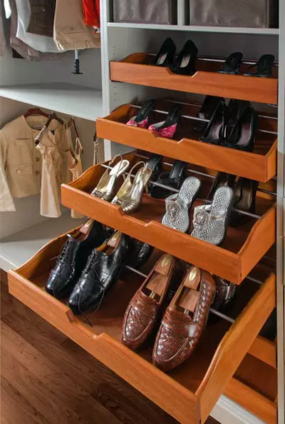 Armadi per scarpe nel corridoio (61 foto): armadi da scarpe strette e larghe, armadi con porte asimmetriche, scarpe elevate angolari e altre opzioni 9327_16