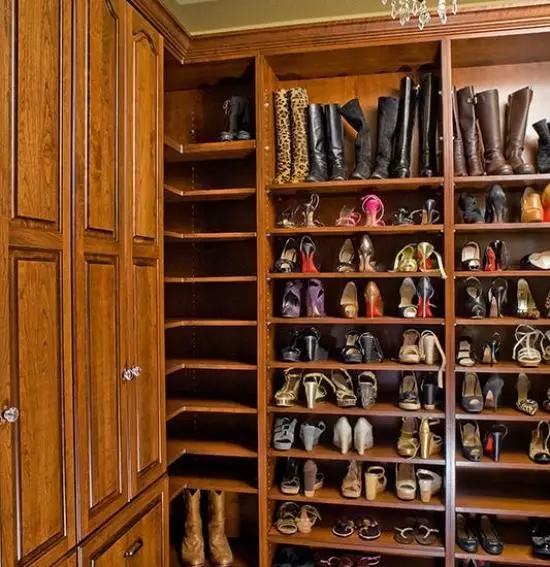 Armadi per scarpe nel corridoio (61 foto): armadi da scarpe strette e larghe, armadi con porte asimmetriche, scarpe elevate angolari e altre opzioni 9327_18