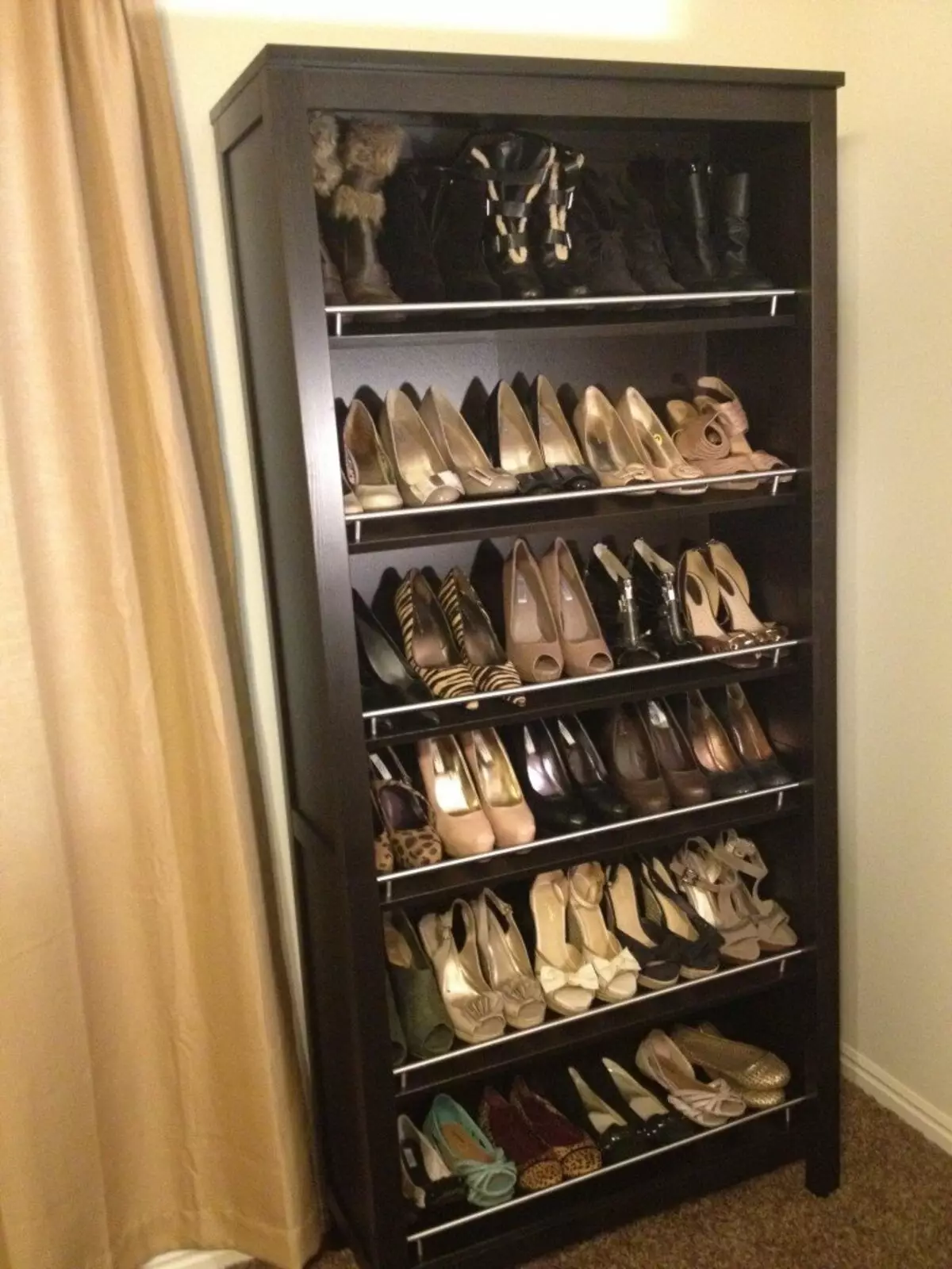 ہالے میں جوتے کے لئے وارڈروبس (61 فوٹو): تنگ اور وسیع جوتے کی الماریاں، اسسمیٹک دروازوں کے ساتھ کابینہ، اعلی کونیی جوتے اور دیگر اختیارات 9327_35