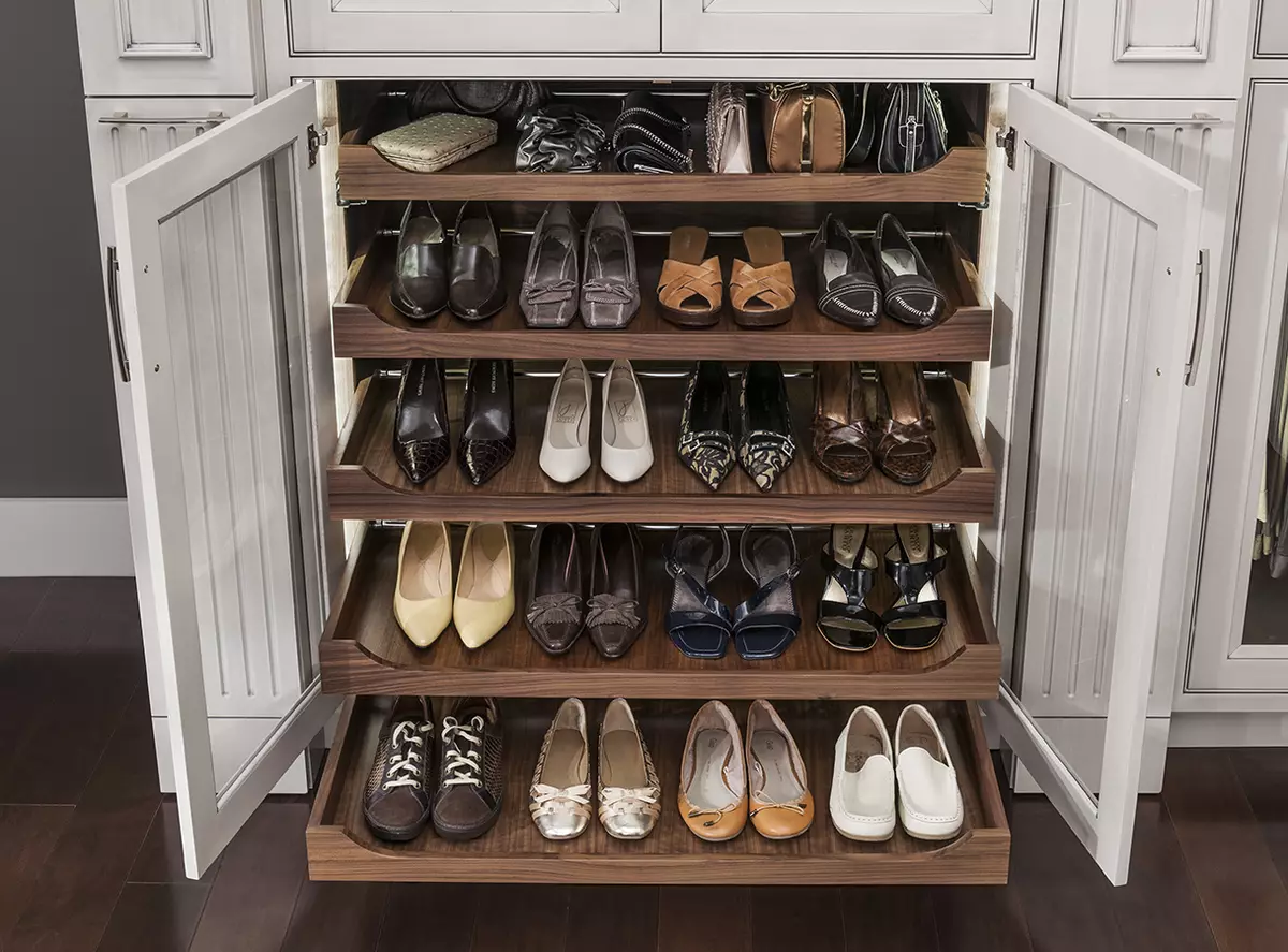 Armadi per scarpe nel corridoio (61 foto): armadi da scarpe strette e larghe, armadi con porte asimmetriche, scarpe elevate angolari e altre opzioni 9327_51