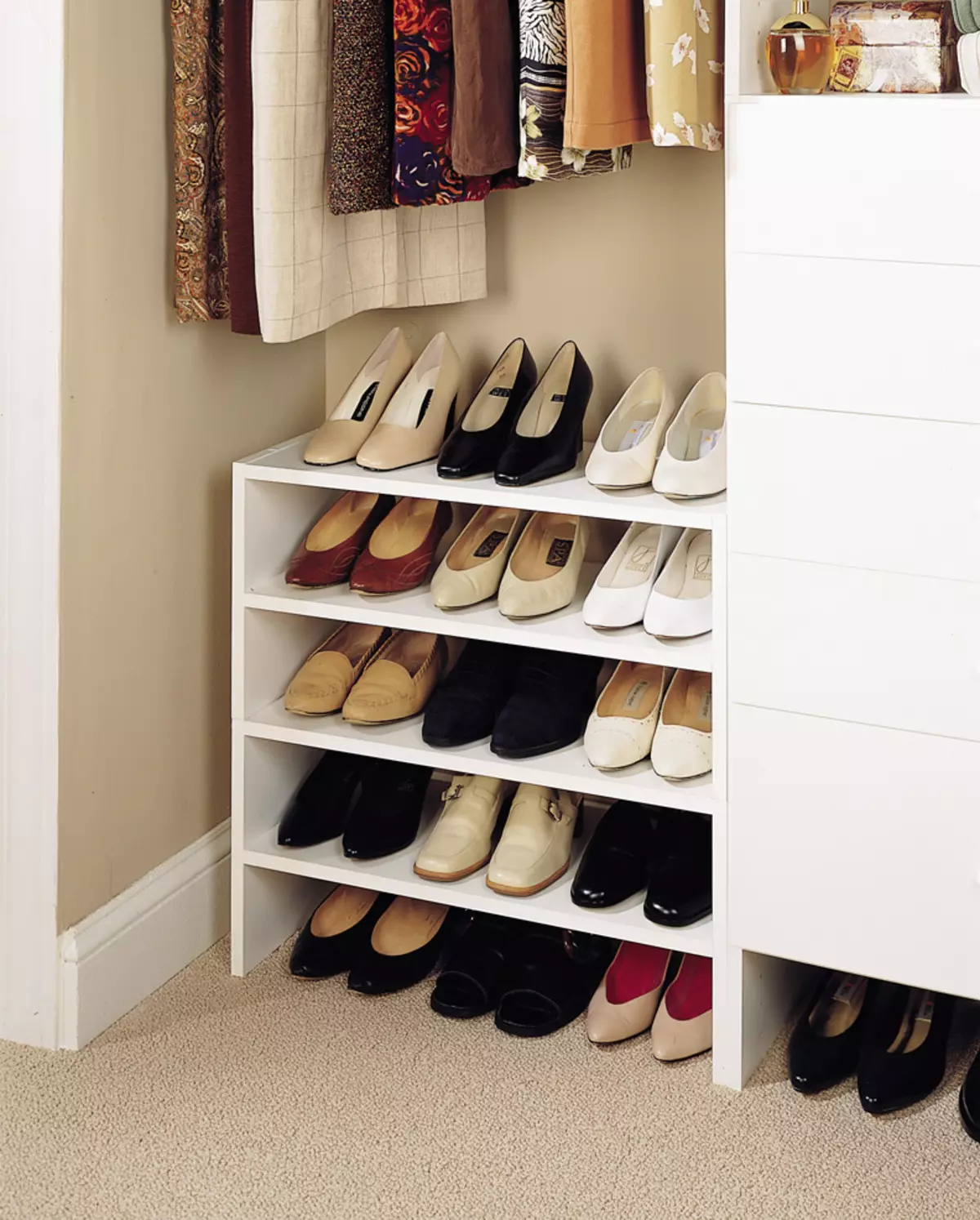 廊下の靴のためのワードローブ（61写真）：狭い靴のキャビネット、非対称のドア、高釣りの靴、その他のオプション 9327_56