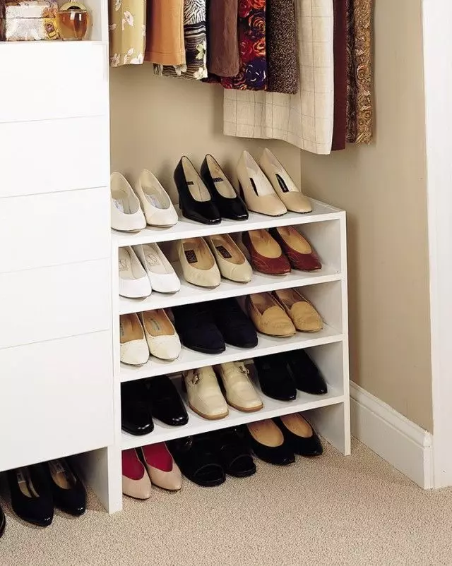 Opore za čevlje na hodniku: leseni čevlji s sedežem in ozko kovinsko stojalo, drugi modeli in priporočila za izbiro 9329_20
