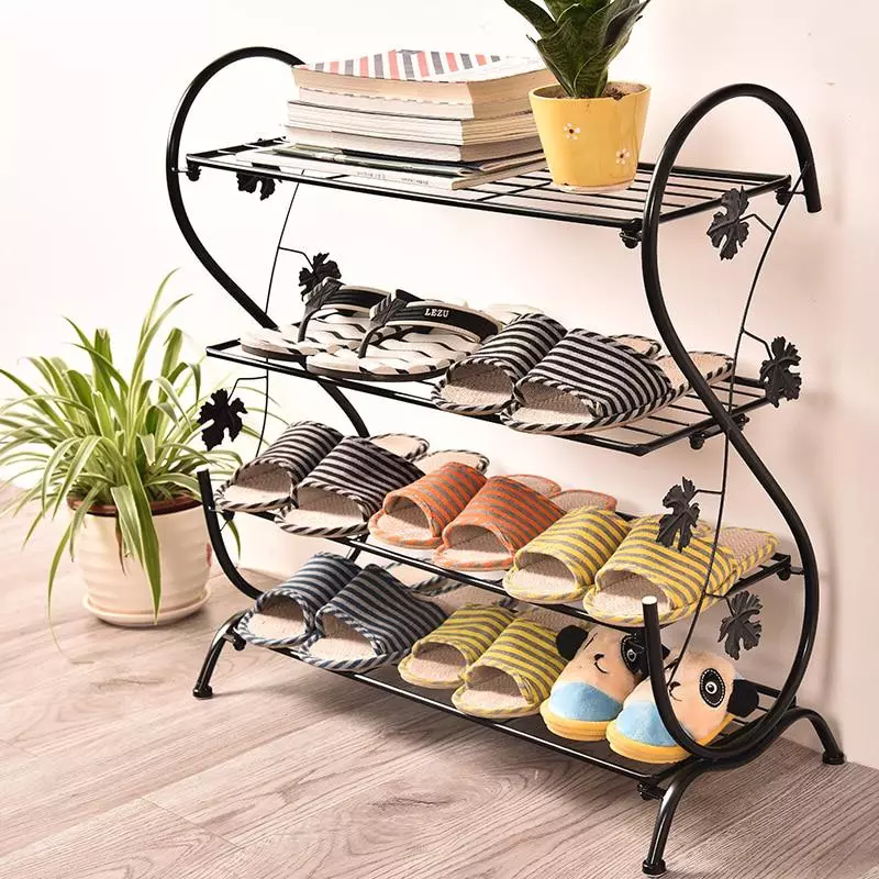 Postrojenie do butów na korytarzu: drewniane buty z siedzeniem oraz wąski metalowy stojak, inne modele i zalecenia dotyczące wyboru 9329_34