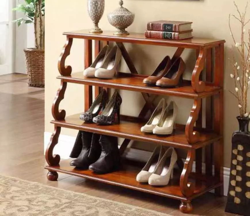 Postrojenie do butów na korytarzu: drewniane buty z siedzeniem oraz wąski metalowy stojak, inne modele i zalecenia dotyczące wyboru 9329_5