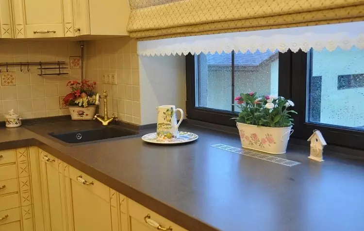 Тәрәзә белән кухня (68 фото): Кечкенә панорамик тәрәзәләр һәм кухня дизайны Кече пыяла тәрәзәләр белән, башка вариантлар 9339_11