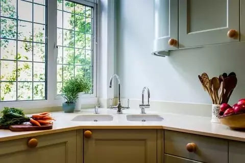 Virtuve ar logu (68 fotogrāfijas): virtuves dizains ar lieliem panorāmas logiem un virtuves interjers ar vitrāžas logiem, citas iespējas 9339_13