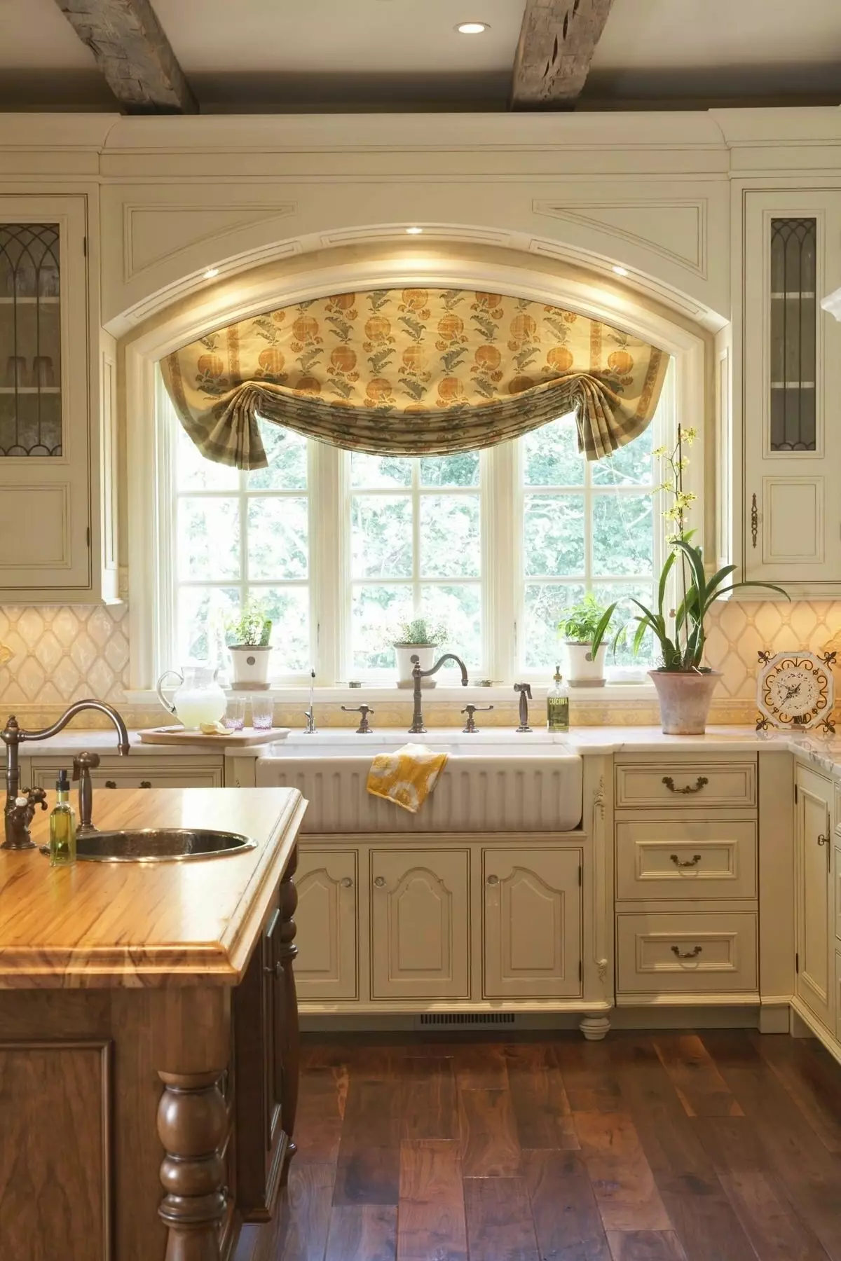 Virtuve ar logu (68 fotogrāfijas): virtuves dizains ar lieliem panorāmas logiem un virtuves interjers ar vitrāžas logiem, citas iespējas 9339_19