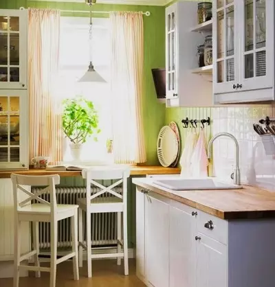 Virtuve ar logu (68 fotogrāfijas): virtuves dizains ar lieliem panorāmas logiem un virtuves interjers ar vitrāžas logiem, citas iespējas 9339_38