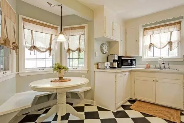 Virtuve ar logu (68 fotogrāfijas): virtuves dizains ar lieliem panorāmas logiem un virtuves interjers ar vitrāžas logiem, citas iespējas 9339_57