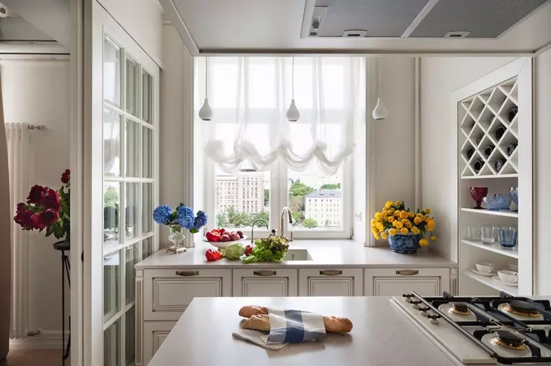 Kuzhina me dritare (68 foto): Dizajn kuzhine me dritare të mëdha panoramike dhe brendshme kuzhine me dritare qelqi me njolla, opsione të tjera 9339_6