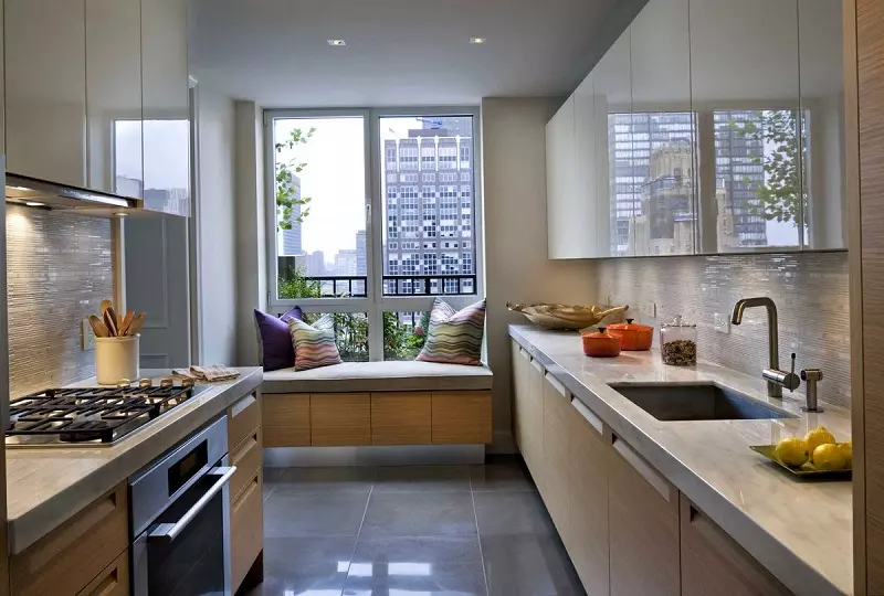 Virtuve ar logu (68 fotogrāfijas): virtuves dizains ar lieliem panorāmas logiem un virtuves interjers ar vitrāžas logiem, citas iespējas 9339_7