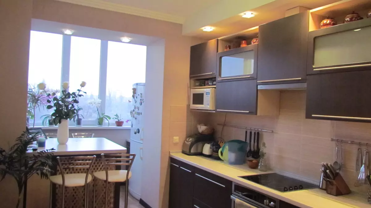 Кухиња у Хрусхцхеву са фрижидером (53 фотографије): Дизајн малих кухиња од 4 квадратних метара. Мераче, кухињски распоред са веш машином, пећ на плин и фрижидер 9345_24