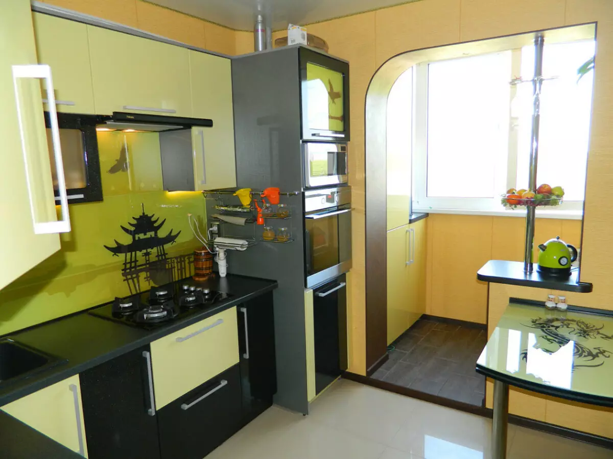 Кухиња у Хрусхцхеву са фрижидером (53 фотографије): Дизајн малих кухиња од 4 квадратних метара. Мераче, кухињски распоред са веш машином, пећ на плин и фрижидер 9345_25