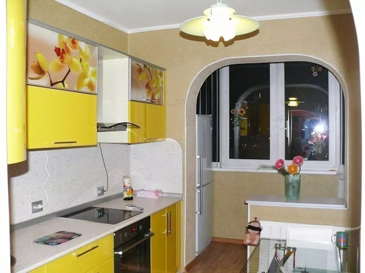 Virtuve Hruščovā ar ledusskapi (53 fotogrāfijas): nelielu virtuvju dizains 4 kvadrātmetri. metri, virtuves izkārtojums ar veļas mašīnu, gāzes plīts un ledusskapis 9345_29