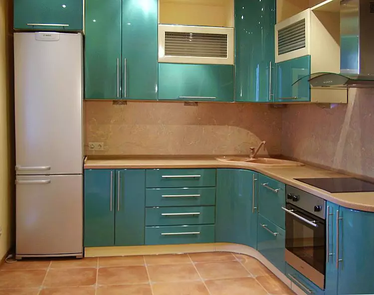 Kuchyňa v Khrushchev s chladničkou (53 fotografií): Dizajn malých kuchyne 4 metrov štvorcových. metrov, rozloženie kuchyne s práčkou, plynovým sporákom a chladničkou 9345_31