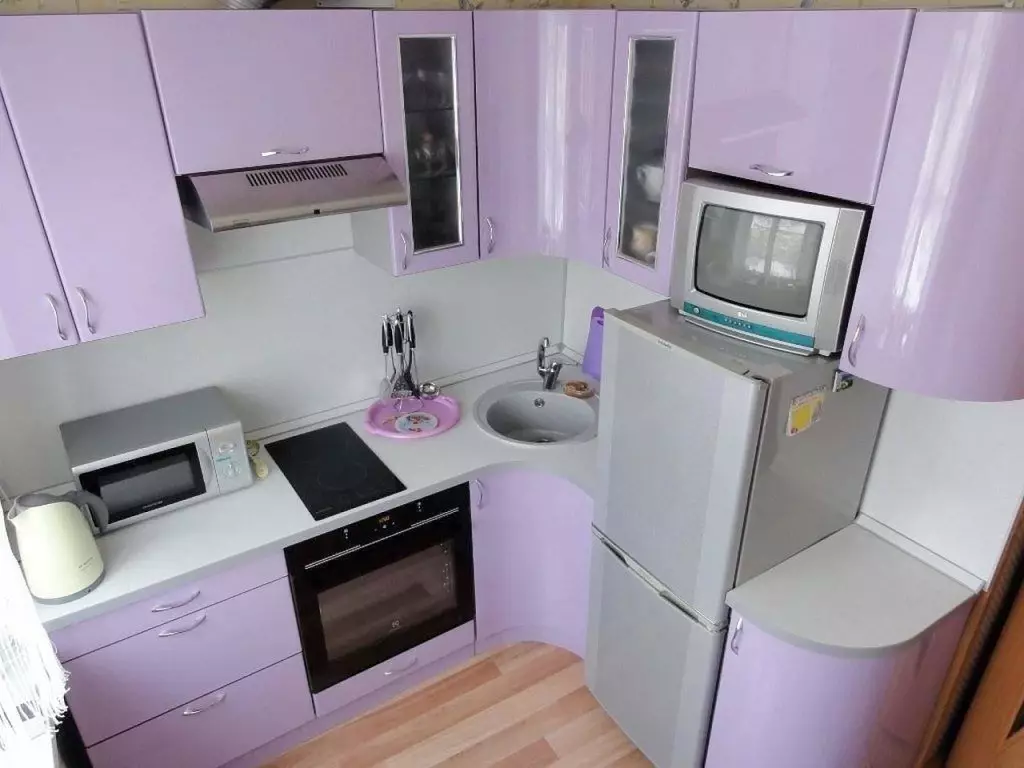 Кухиња у Хрусхцхеву са фрижидером (53 фотографије): Дизајн малих кухиња од 4 квадратних метара. Мераче, кухињски распоред са веш машином, пећ на плин и фрижидер 9345_34