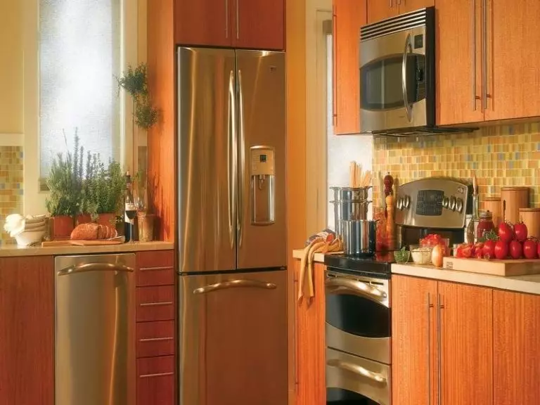 Kuchyňa v Khrushchev s chladničkou (53 fotografií): Dizajn malých kuchyne 4 metrov štvorcových. metrov, rozloženie kuchyne s práčkou, plynovým sporákom a chladničkou 9345_35
