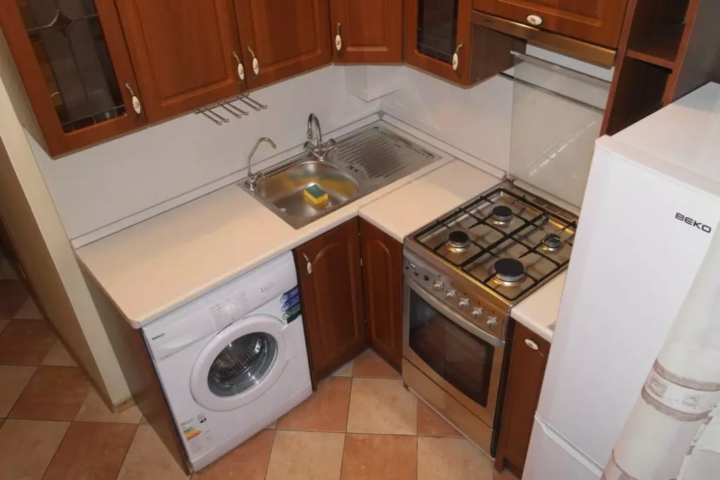 Кухня в «хрущовці» з холодильником (53 фото): дизайн маленьких кухонь 4 кв. метрів, планування кухні з пральною машиною, газовою плитою і холодильником 9345_37