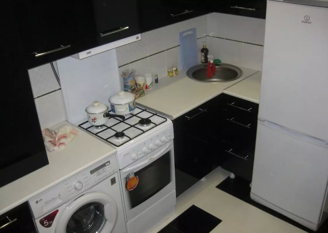 Кухиња у Хрусхцхеву са фрижидером (53 фотографије): Дизајн малих кухиња од 4 квадратних метара. Мераче, кухињски распоред са веш машином, пећ на плин и фрижидер 9345_38