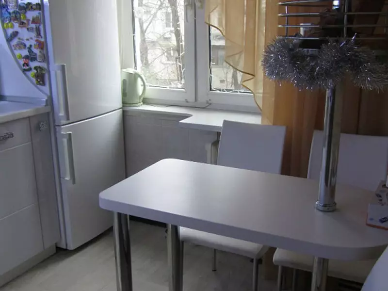 Kuchyňa v Khrushchev s chladničkou (53 fotografií): Dizajn malých kuchyne 4 metrov štvorcových. metrov, rozloženie kuchyne s práčkou, plynovým sporákom a chladničkou 9345_43