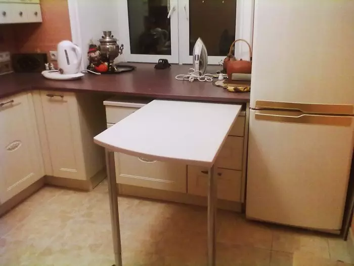 Virtuve Hruščovā ar ledusskapi (53 fotogrāfijas): nelielu virtuvju dizains 4 kvadrātmetri. metri, virtuves izkārtojums ar veļas mašīnu, gāzes plīts un ledusskapis 9345_44
