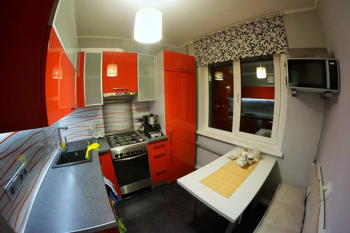 Кухиња у Хрусхцхеву са фрижидером (53 фотографије): Дизајн малих кухиња од 4 квадратних метара. Мераче, кухињски распоред са веш машином, пећ на плин и фрижидер 9345_5