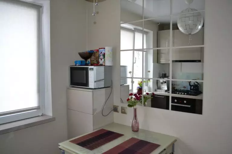 Køkken i Khrushchev med køleskab (53 billeder): Design af små køkkener med 4 kvadratmeter. meter, køkkenlayout med vaskemaskine, gaskomfur og køleskab 9345_51