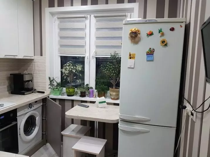 Кухиња у Хрусхцхеву са фрижидером (53 фотографије): Дизајн малих кухиња од 4 квадратних метара. Мераче, кухињски распоред са веш машином, пећ на плин и фрижидер 9345_53