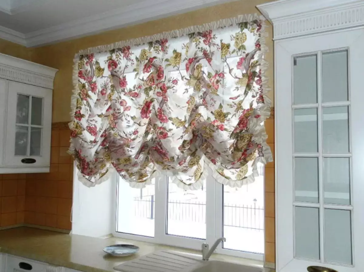厨房里的法国窗帘（71张照片）：“边场”窗帘内部，设计，品种和材料的想法，选择的提示 9348_11