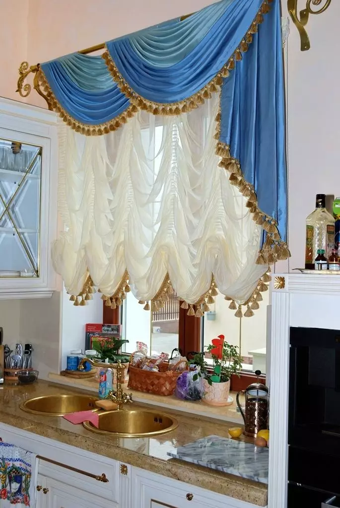 廚房裡的法國窗簾（71張照片）：“邊場”窗簾內部，設計，品種和材料的想法，選擇的提示 9348_25