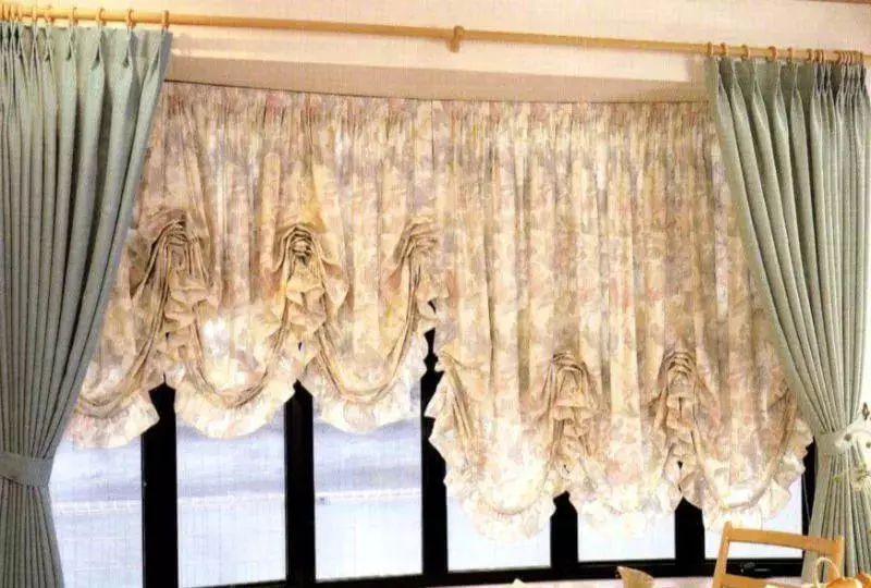 廚房裡的法國窗簾（71張照片）：“邊場”窗簾內部，設計，品種和材料的想法，選擇的提示 9348_41