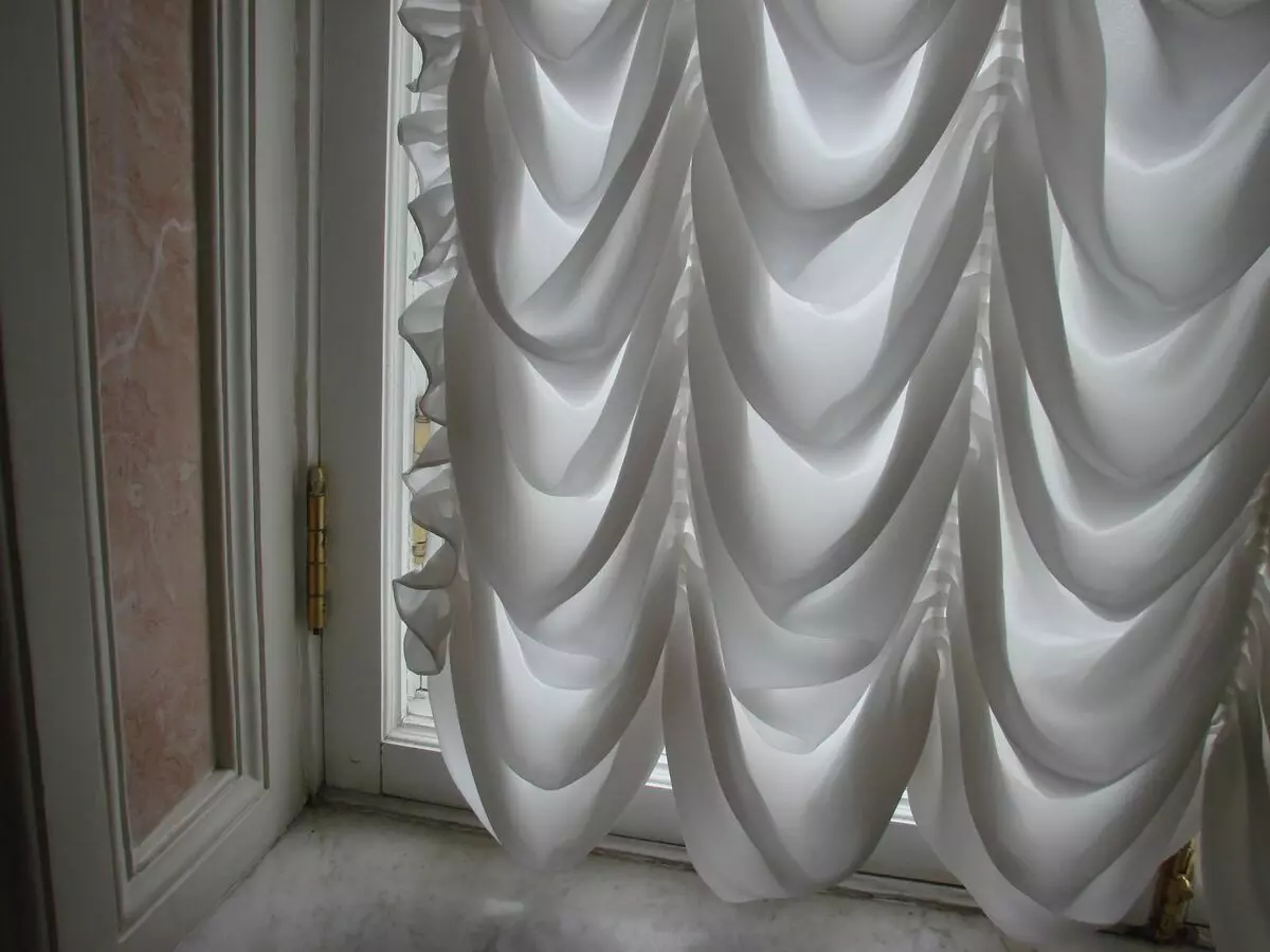 厨房里的法国窗帘（71张照片）：“边场”窗帘内部，设计，品种和材料的想法，选择的提示 9348_59