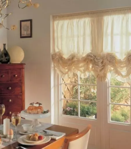 廚房裡的法國窗簾（71張照片）：“邊場”窗簾內部，設計，品種和材料的想法，選擇的提示 9348_71