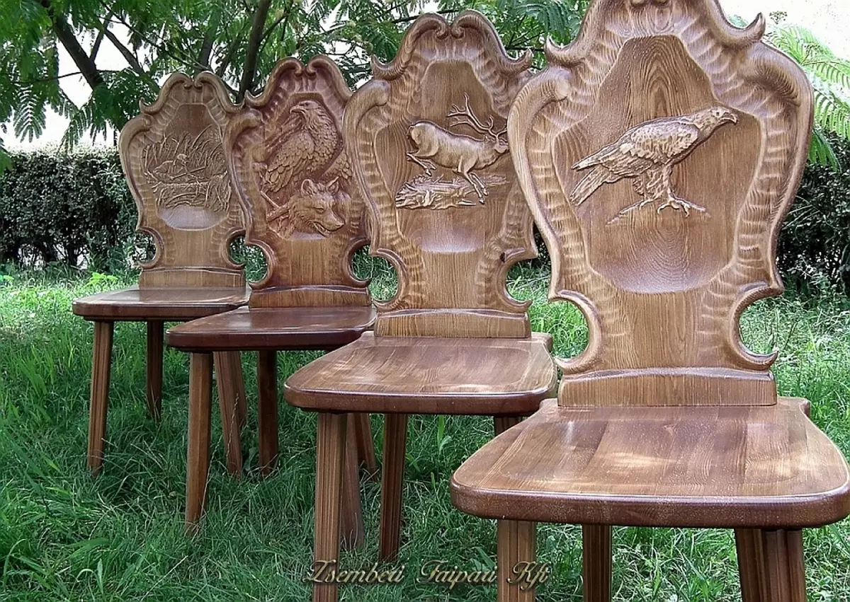 เก้าอี้แกะสลัก (30 ภาพ): โมเดลโต๊ะทำจากสีงาช้างและเฉดสีอื่น ๆ แกะสลักที่ขาและด้านหลังของเก้าอี้ไม้ 9349_12
