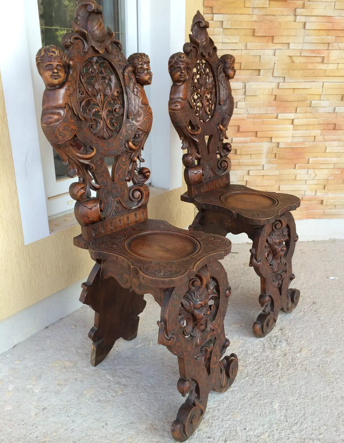 Raižyti kėdės (30 nuotraukų): stalo modeliai, pagaminti iš dramblio kaulo spalvos ir kitų atspalvių, drožyba ant kojų ir medinių kėdių nugaros 9349_18
