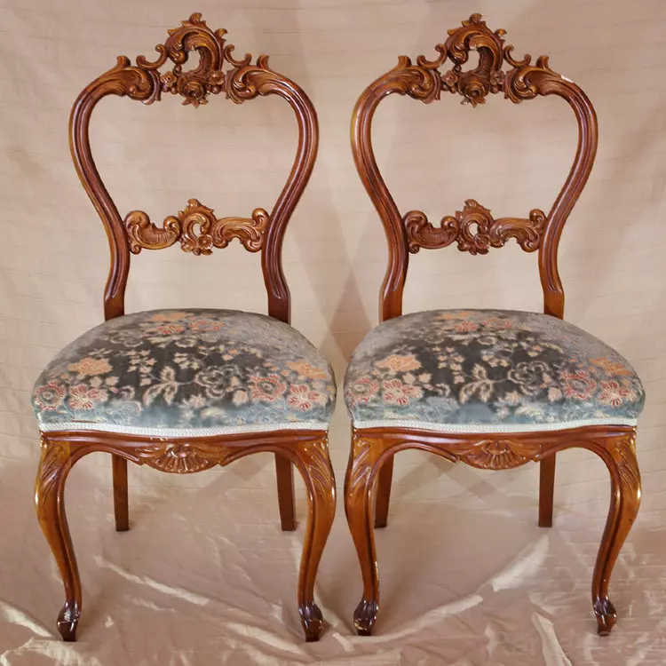 Vyrezávané stoličky (30 fotiek): Modely tabuľky z farieb slonoviny a ďalších odtieňov, rezbárstvo na nohách a zadnej časti drevených stoličiek 9349_22