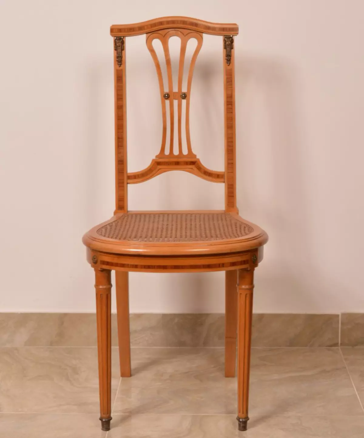 Kerusi yang diukir (30 foto): Model meja yang diperbuat daripada warna gading dan warna lain, ukiran di kaki dan belakang kerusi kayu 9349_23