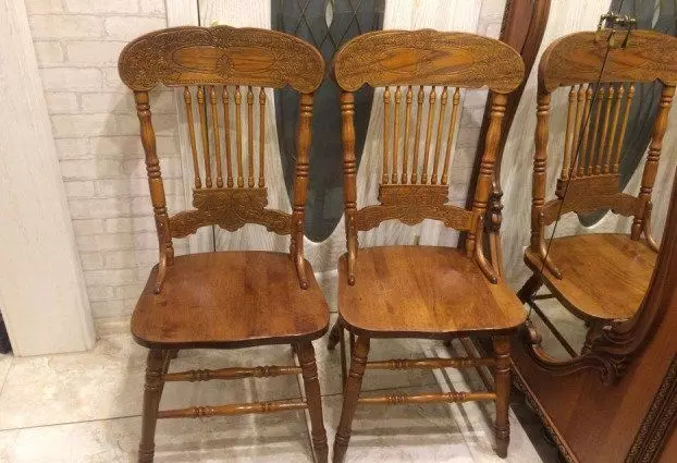 Cadeiras talladas (30 fotos): Modelos de mesa feitos de cor de marfil e outras tons, escultura nas pernas e as costas das cadeiras de madeira 9349_4