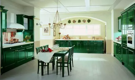 Cozinhas esmeraldas (35 fotos): Características de cor em design de interiores, cozinhas emerald branco e outras combinações 9360_11