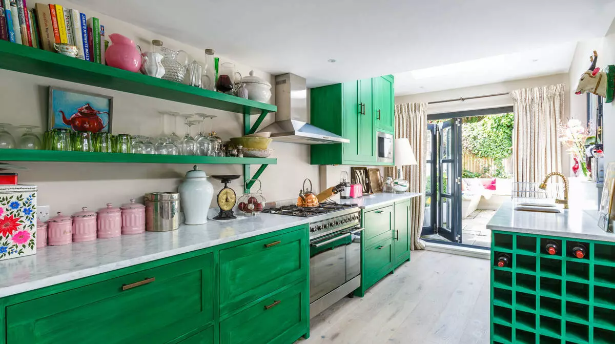 Emerald кухни (35 снимки): цветни характеристики в интериорен дизайн, бели изумрудни кухни и други комбинации 9360_14
