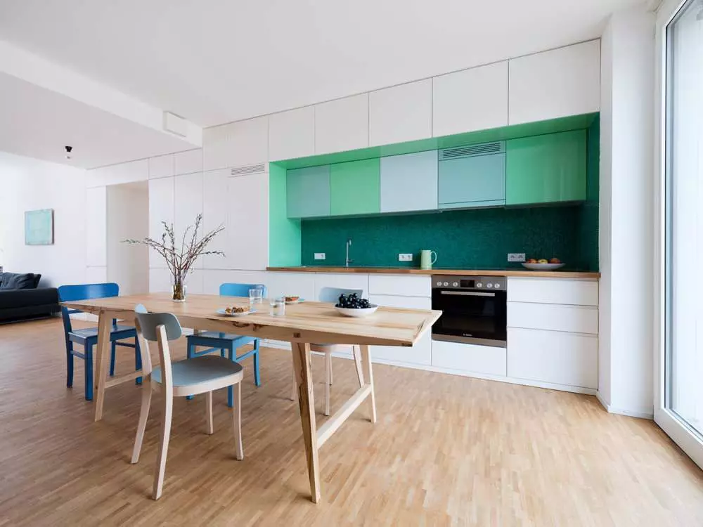 Cozinhas esmeraldas (35 fotos): Características de cor em design de interiores, cozinhas emerald branco e outras combinações 9360_15