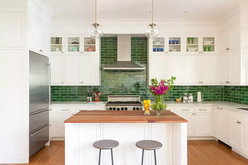 Emerald кухни (35 снимки): цветни характеристики в интериорен дизайн, бели изумрудни кухни и други комбинации 9360_18